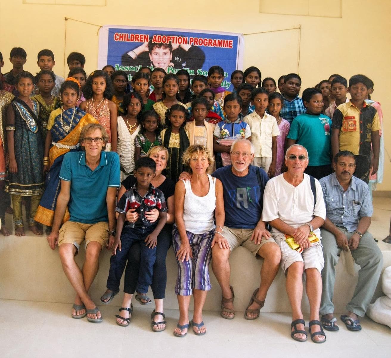 Paola in India con i bambini del programma di adozione